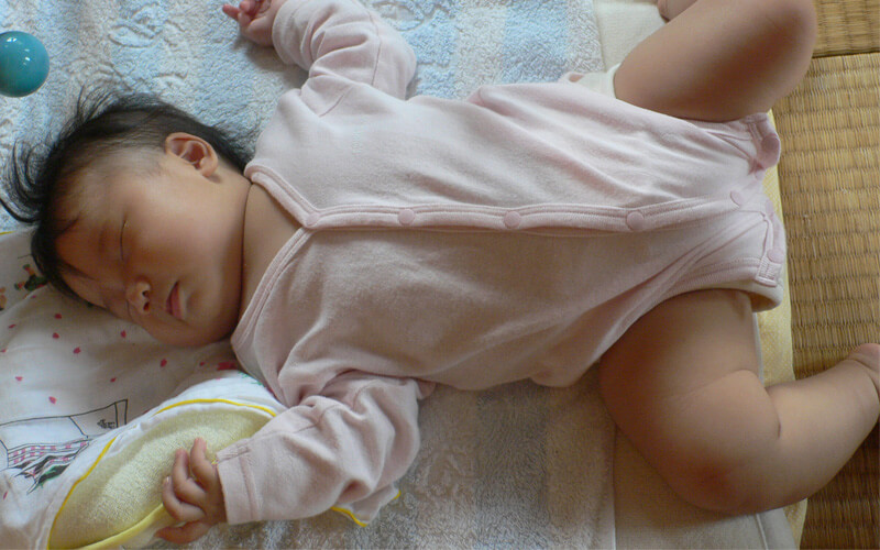 手を上にあげて寝る「バンザイ寝」 - 寝床屋しあわせの枕やさん