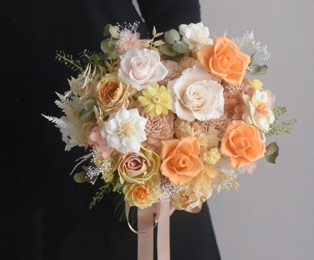______ お色直しStyle‎𓂃 𓈒𓏸 オレンジのカラードレスに カラー×枝ものブーケが目を惹きます🪸✨ オシャレな組合せ✔︎ローポニーkazueヘアメイク札幌結婚式 札幌花嫁 札幌ヘアメイク札幌ウェディング 札幌前撮りブライダルヘアメイク プレ花嫁 結婚式