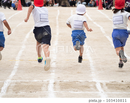 5,738 子供 走る 後ろ姿 Stock Photos, High-Res Pictures, and Images - Getty Images子供 青空, 落ち葉