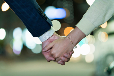 手を繋ぐカップルの写真素材FYI01814848ストックフォトの Qlean Market キュリンマーケット