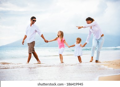 幸せ家族イラスト - No: 807930無料イラスト・フリー素材なら「イラストAC」