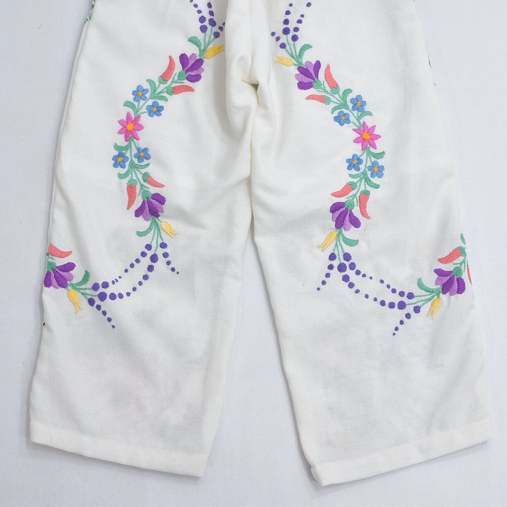 息子のサイズアウトした服を ブランケットにリメイクしました👶🏻👕 どうしても形に残したくて 悩んで悩んでとりあえずブランケット完全にわたしの自己満ですが大満足！ ボタンの部分をあえて切り取ったり ロンパースのワンポイントになっていた リボンや襟の部分を後