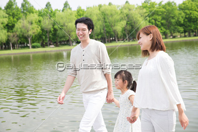 付き合う前のデートで手を繋ぐ方法＆女性から手を繋ぐ心理を徹底解説