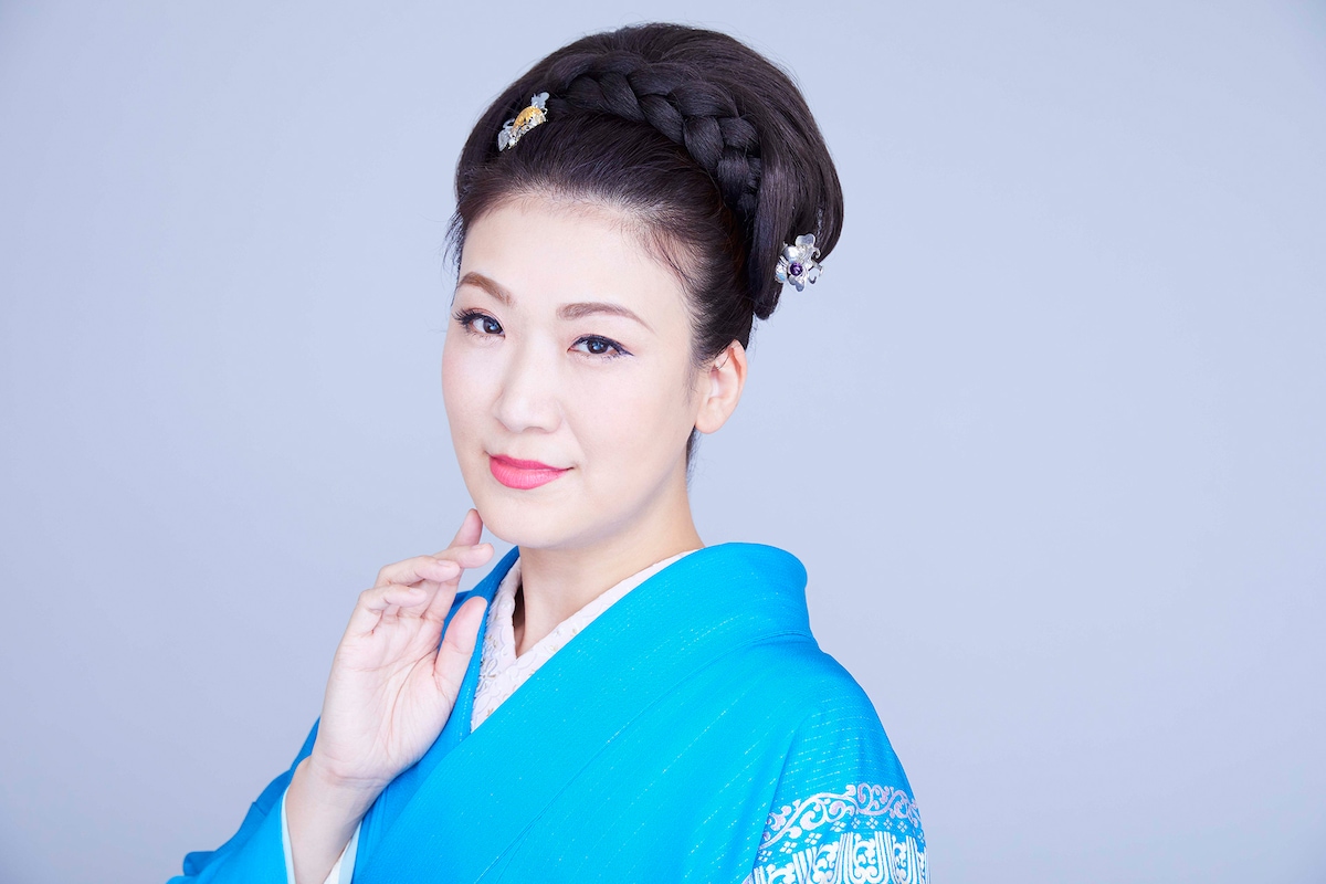 市川由紀乃が極秘結婚した旦那の正体 活動休止の原因でガン闘病を献身的に支える姿に涙が止まらない 「はぐれ花」で活躍した演歌歌手の壮絶すぎる生い立ち 現在の年収に一同驚愕！- YouTube