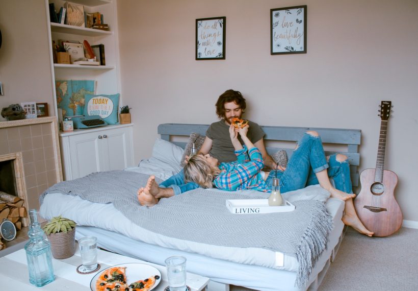 カップルの親密度は寝相でわかる？2人の深層心理や相性をチェックMERY