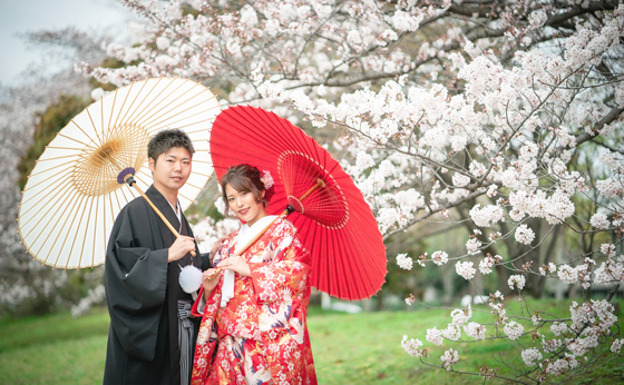 10万円以下で和装前撮り＊ ⁡ 10 31までの期間限定「和室+竹林前撮りキャンペーン」を平日にご利用されると、10万円以下で和装前撮りが可能です◎しかも和室もセットなので、お座りショットも撮影可能です🙇‍♂️🙇‍♀️ ⁡ロケ地 洛西竹林公園撮影日 2021年10月24