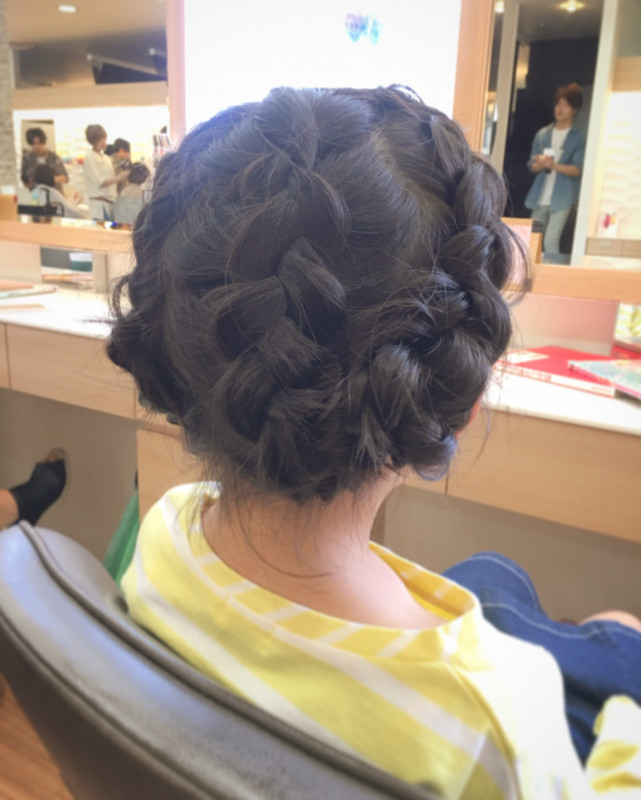 今日のヘアアレンジ😊 まっは編み‼️‼️なヘアアレンジ 全部が一発勝負🙂2人で15分アレンジ 丸四つ編み一本編みパーマ♡ハーフアップアレンジ女の子ヘアアレンジ 子供ヘアアレンジ キッズヘアアレンジ ハートヘアアレンジ 裏編み込みアレンジ