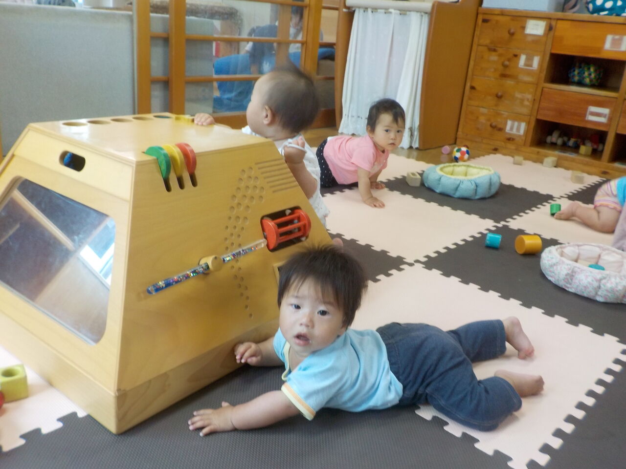 初めての素材あそび」 ０歳児 みなみせんりおか遊育園 保育園・幼稚園イベント- YouTube
