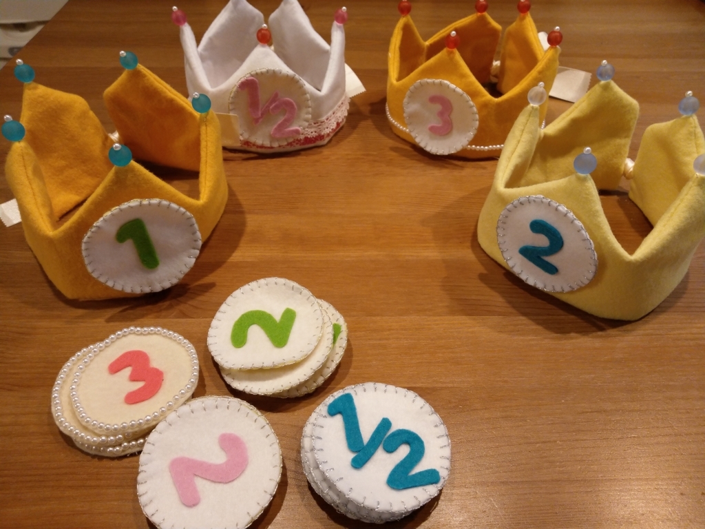 ハーフバースデー 100均 王冠TikTok