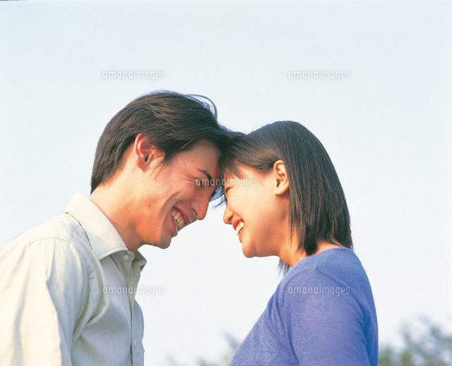 額をくっつけ合うカップル - 商用利用可能な写真素材・イラスト素材ならストックフォトの定額制ペイレスイメージズ