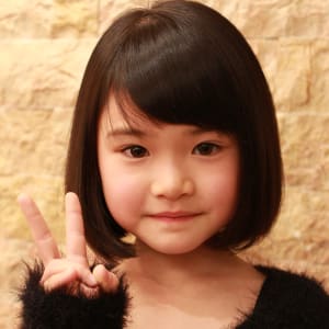 揺れるシャギーがちょっぴり大人っぽいレイヤーミディアム おうちでキッズヘアカット＆アレンジHugkum はぐくむ